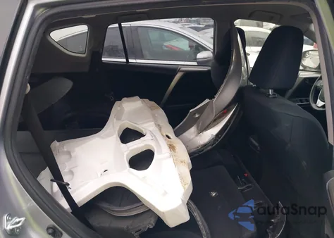 2018 Toyota Rav4 Le z USA, uszkodzony, nr VIN JTMZFREV8JD126387